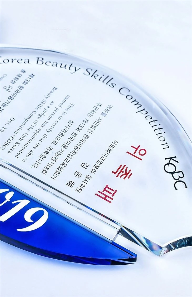 curved-crystal-award-with-top-peak-and08482797096